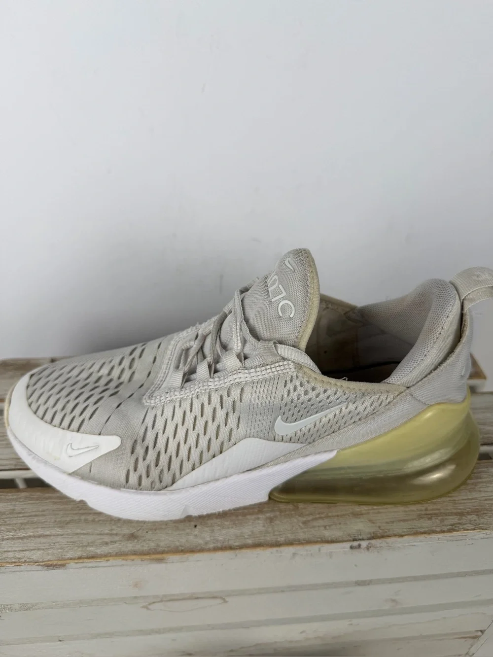 Nike Air Max 270 sneakers in a light bone, white color way size 7Y